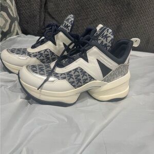 Michael Kors Navy and White size 9 women shoes platforms